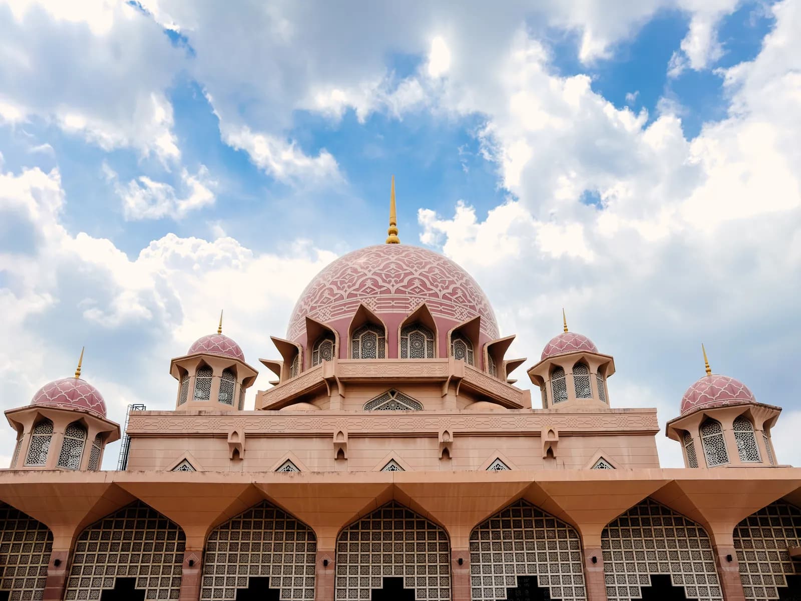 Masjid Putra di Putrajaya, berhampiran pusat pentadbiran persekutuan
